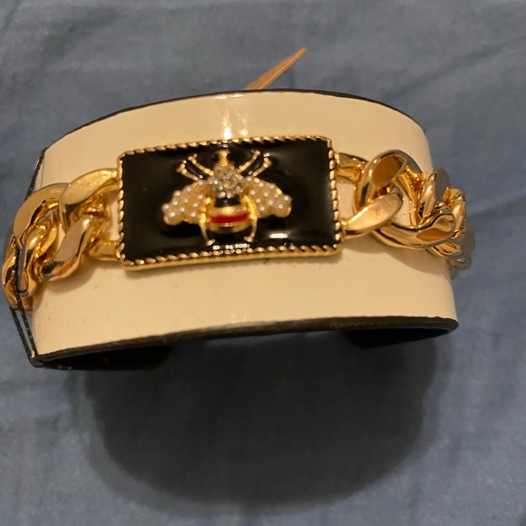 Cuff bracelet with enamel bee design - Picture 4 of 4